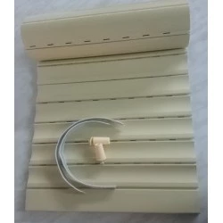 Persiana pvc con 2 topes y cintas.