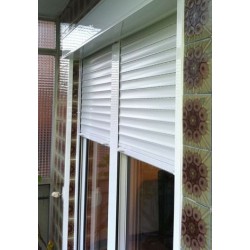 Cajón doble para dos persianas.