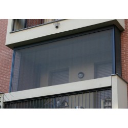 balcón con mosquitera grande