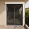 mosquitera a motor en puerta doble.