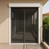 mosquitera a motor en puerta doble.