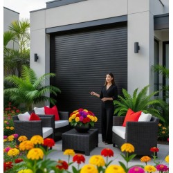 Persiana negra en patio