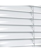 Veneciana de aluminio con lamas anchas de 50 milímetros.